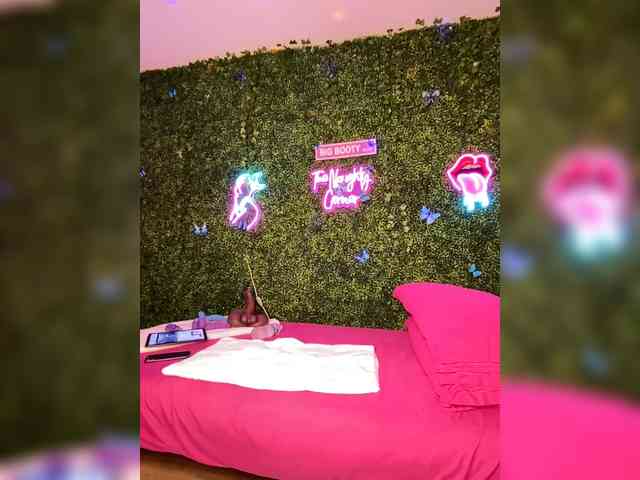 SarenaSoThick webcam