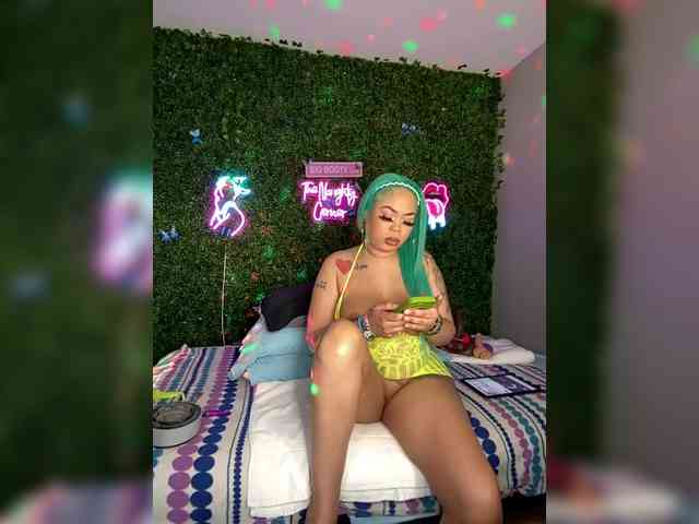 SarenaSoThick webcam