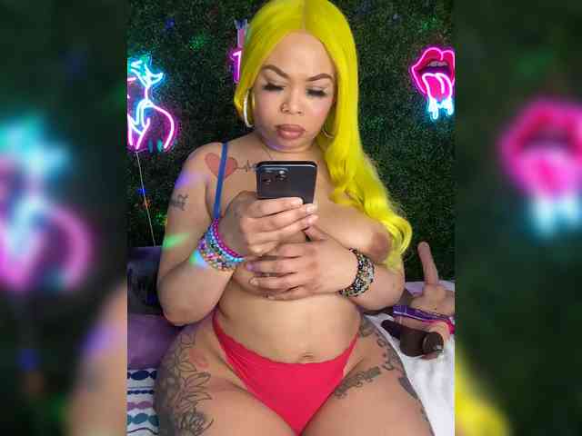 SarenaSoThick webcam