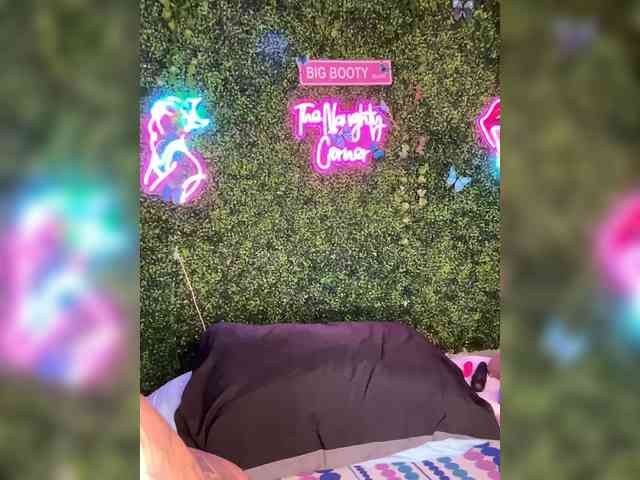 SarenaSoThick webcam