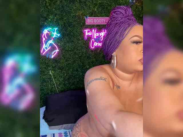 SarenaSoThick webcam