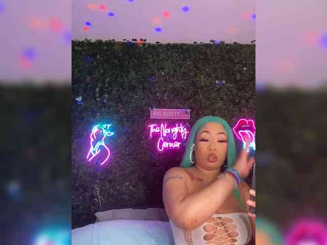 SarenaSoThick webcam