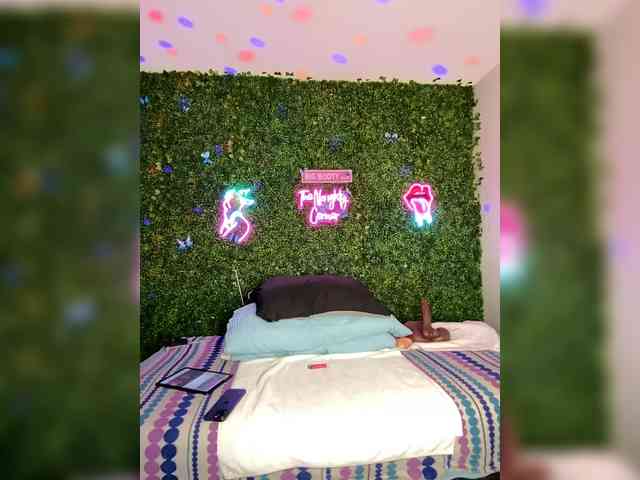 SarenaSoThick webcam