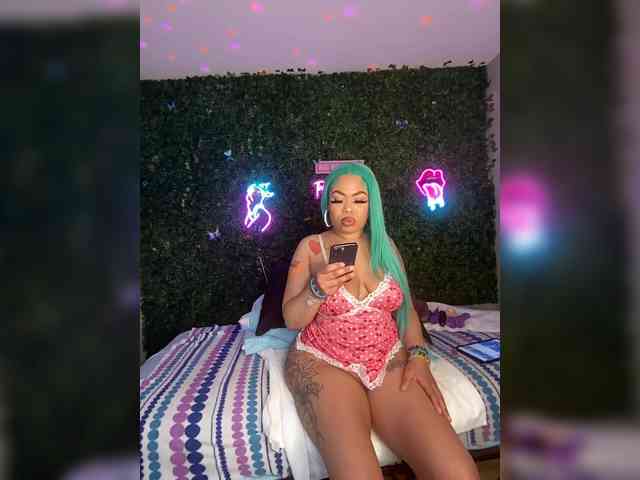 SarenaSoThick webcam