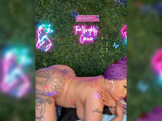 SarenaSoThick webcam