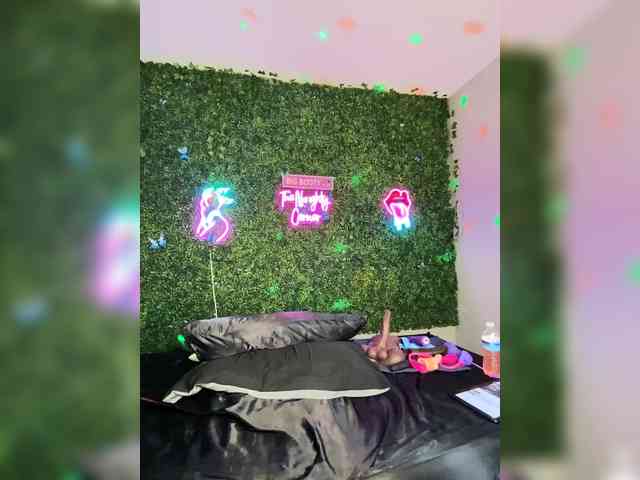 SarenaSoThick webcam