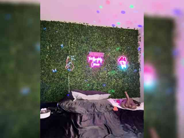 SarenaSoThick webcam