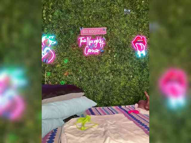 SarenaSoThick webcam