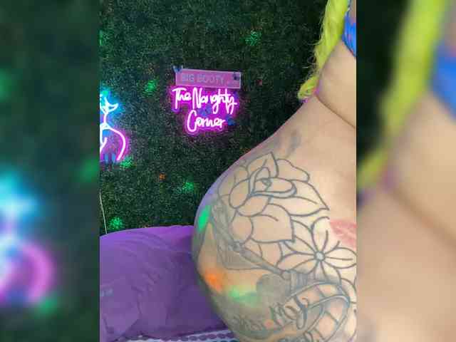 SarenaSoThick webcam