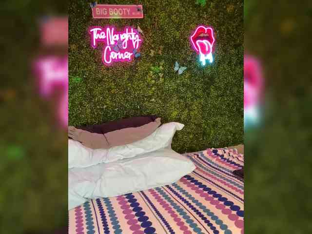 SarenaSoThick webcam