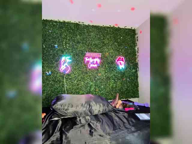 SarenaSoThick webcam