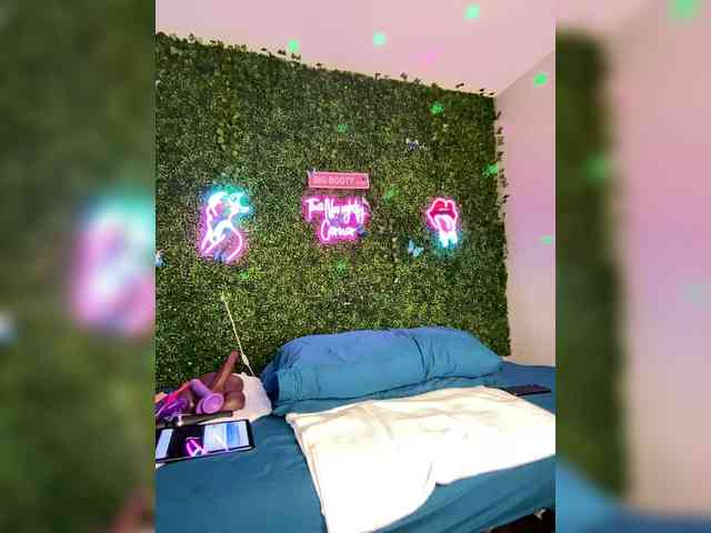 SarenaSoThick webcam