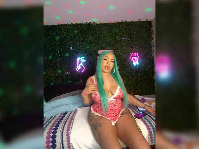 SarenaSoThick webcam