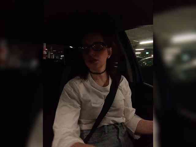 Kris_kiskis webcam