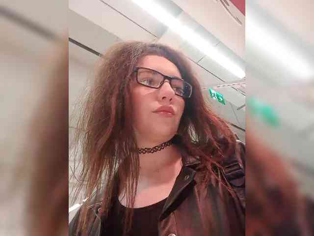 Kris_kiskis webcam