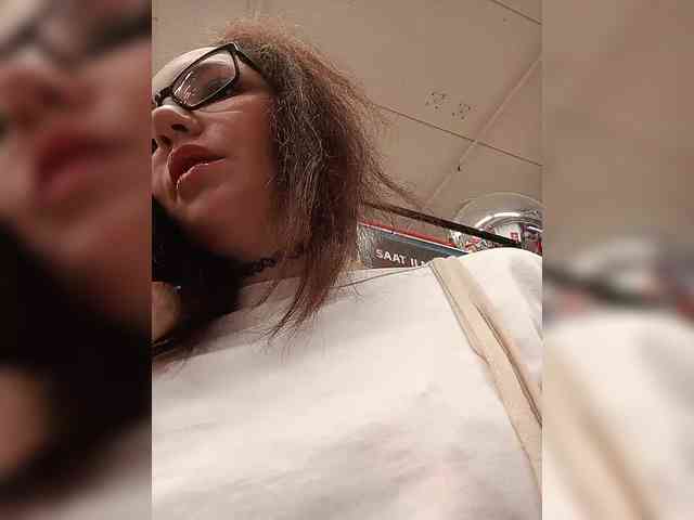 Kris_kiskis webcam