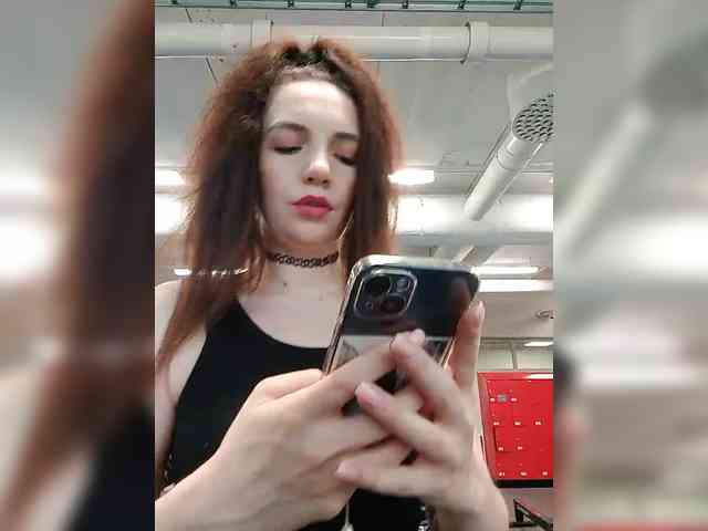 Kris_kiskis webcam