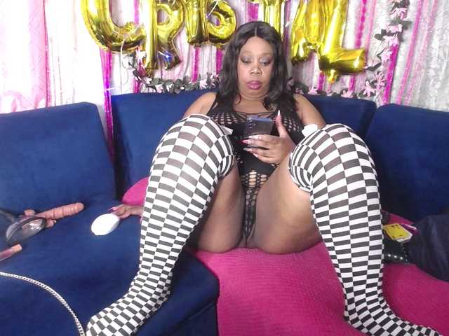 crystalbee's BongaCams show and profile