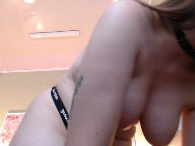 PrettyAriel's BongaCams show and profile