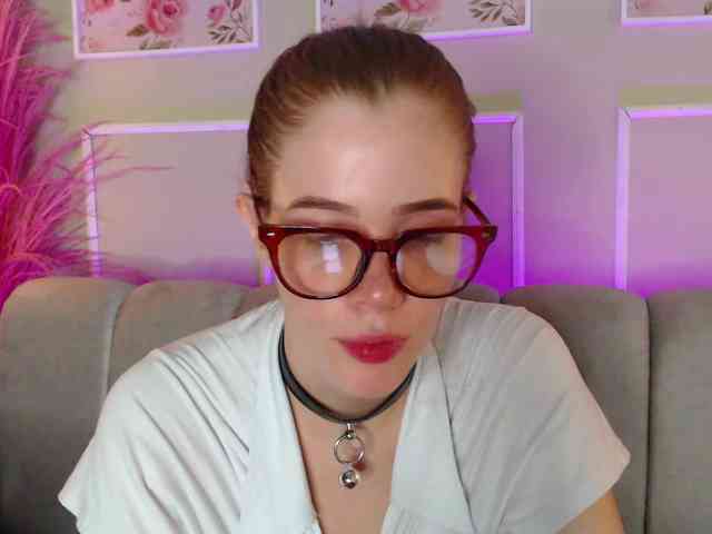 PrettyAriel webcam