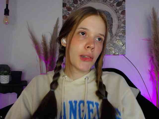 PrettyAriel webcam