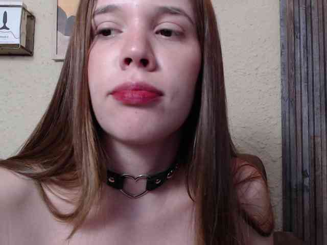 PrettyAriel webcam