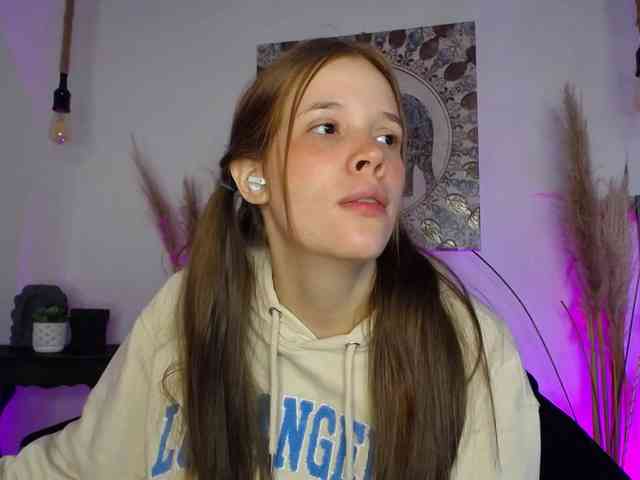 PrettyAriel webcam