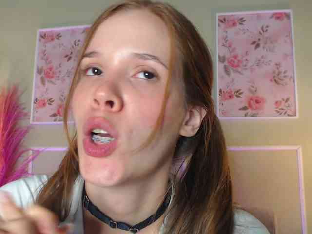 PrettyAriel webcam