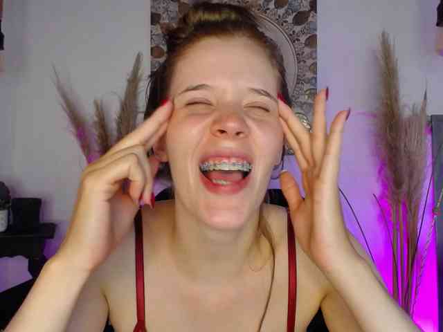 PrettyAriel webcam