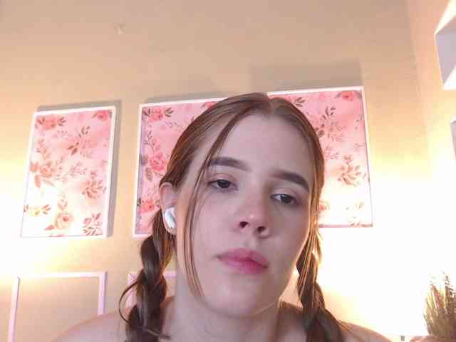 PrettyAriel webcam