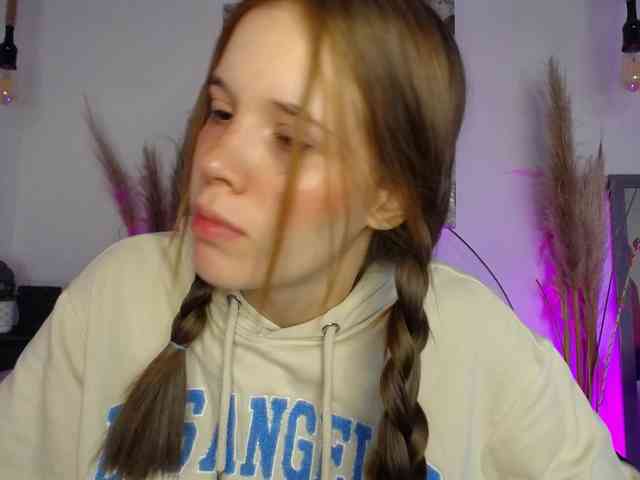 PrettyAriel webcam