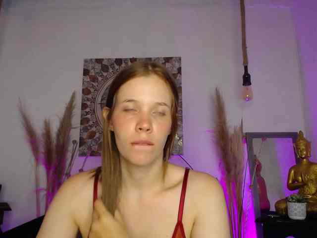 PrettyAriel webcam