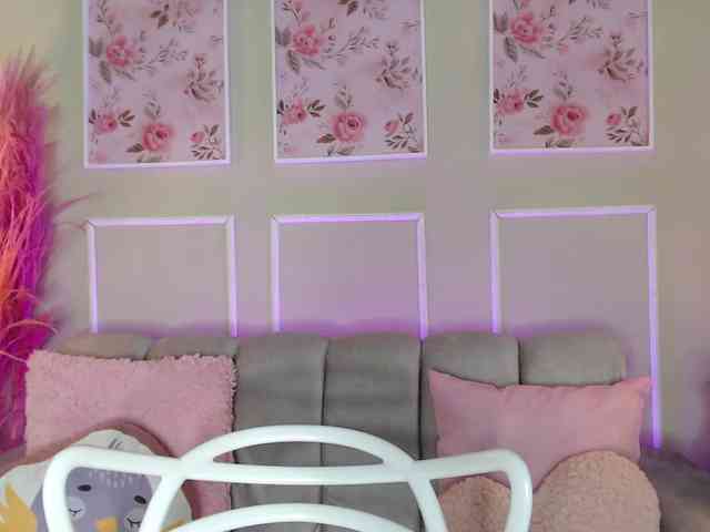 PrettyAriel webcam