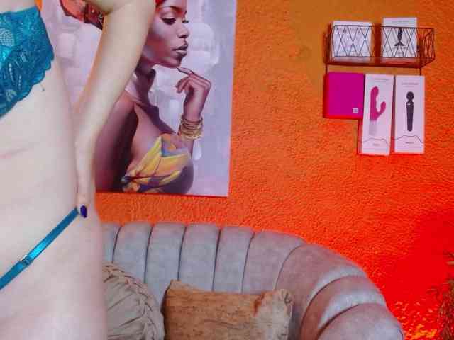 PrettyAriel webcam