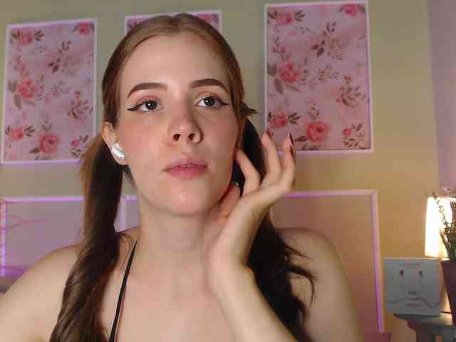 PrettyAriel webcam