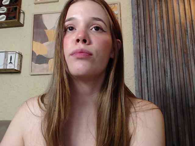 PrettyAriel webcam