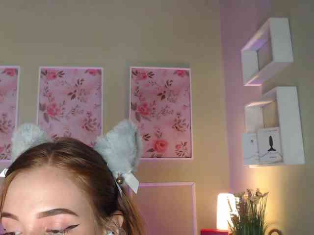 PrettyAriel webcam