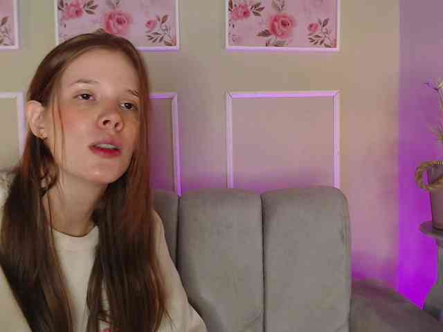 PrettyAriel webcam