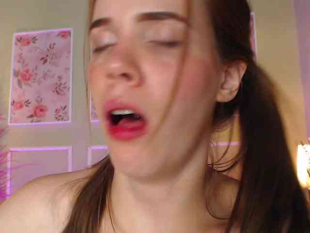 PrettyAriel webcam