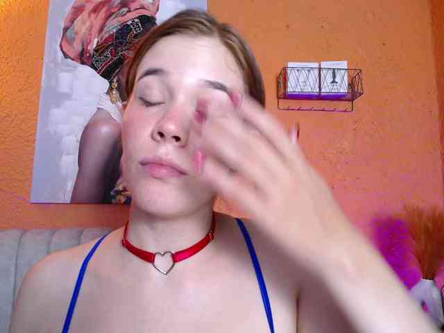 PrettyAriel webcam