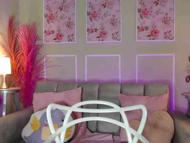 PrettyAriel webcam
