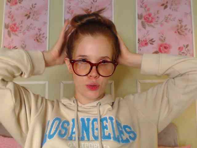 PrettyAriel webcam