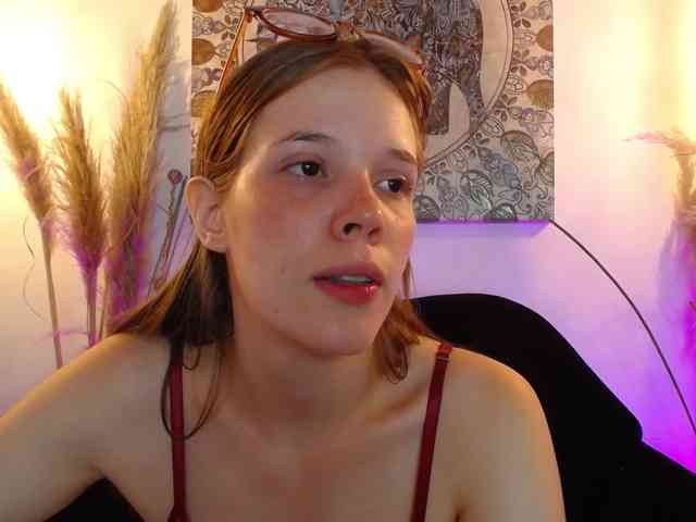 PrettyAriel webcam