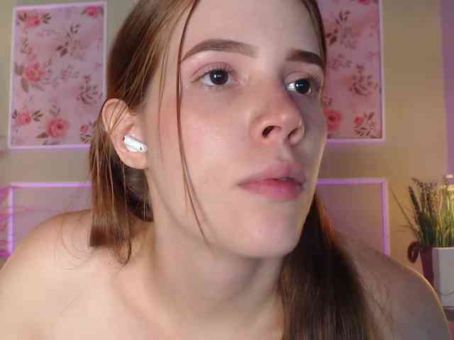 PrettyAriel webcam
