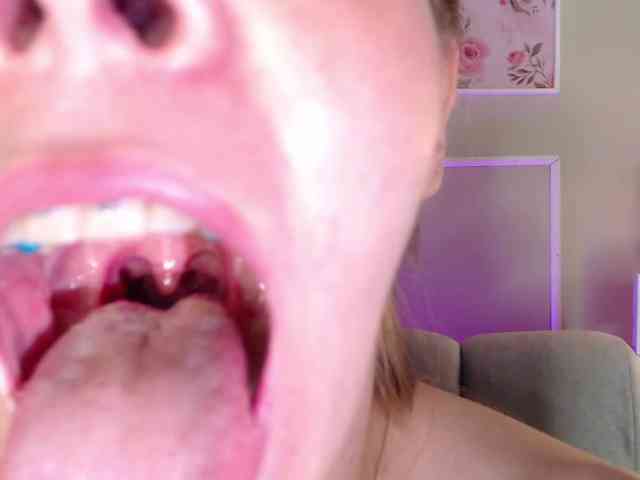 PrettyAriel webcam