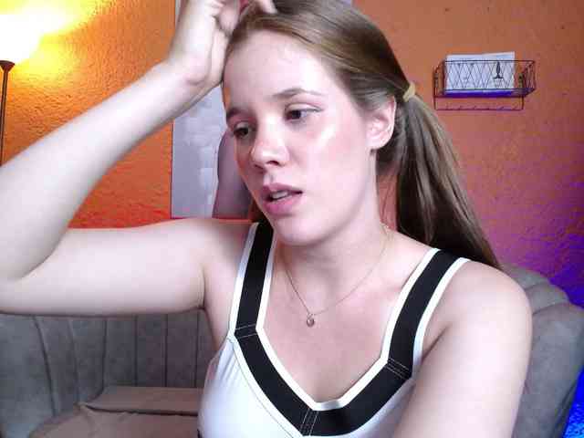 PrettyAriel webcam