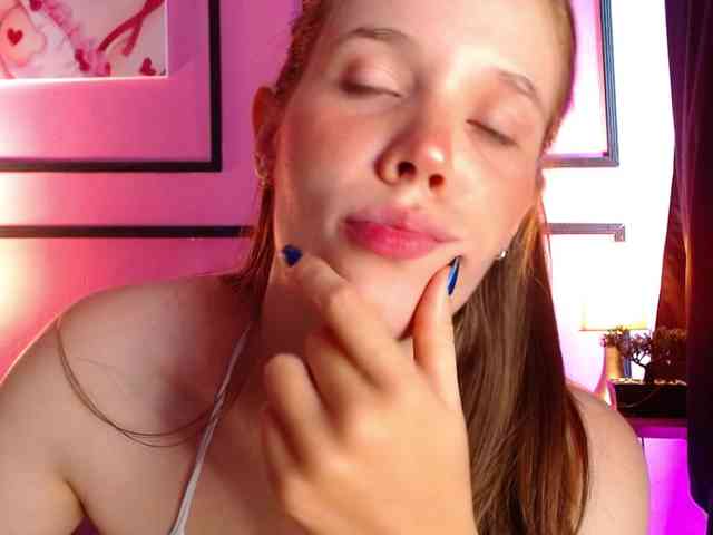 PrettyAriel webcam