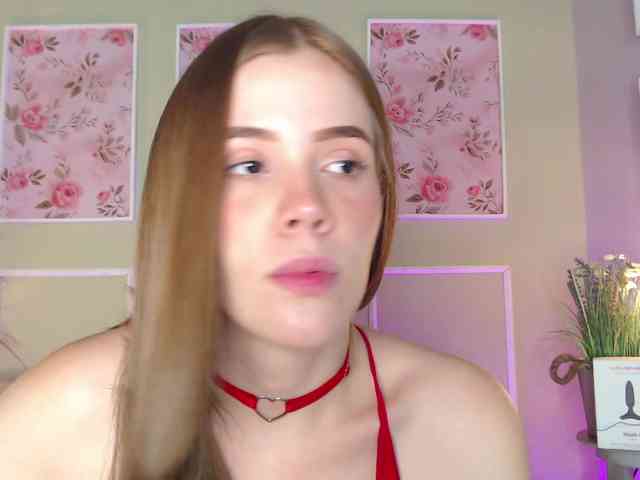 PrettyAriel webcam