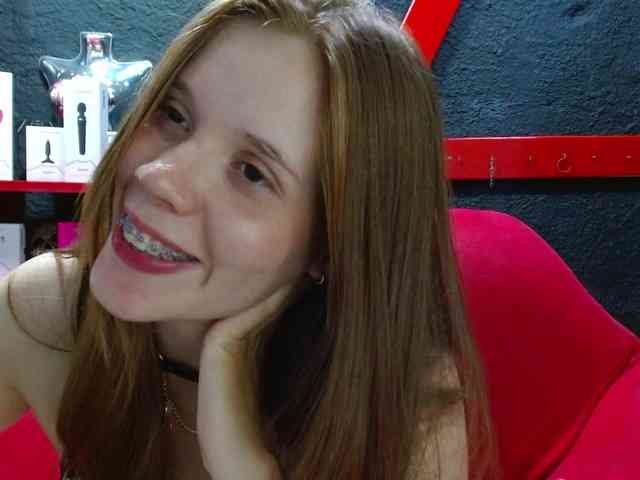 PrettyAriel webcam