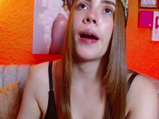 PrettyAriel webcam
